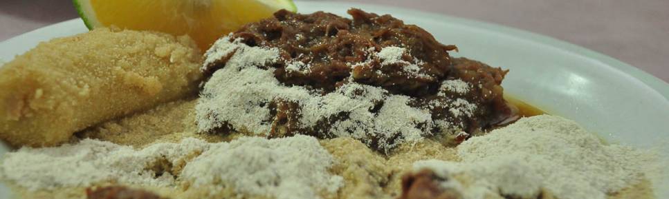 O famosa e delicioso 'Barreado', uma espécie de carne de panela cozida por muitas horas com bastante farinha e acompanhada de banana assada e laranja. Prato típico de Morretes, próximo ao litoral do Paraná